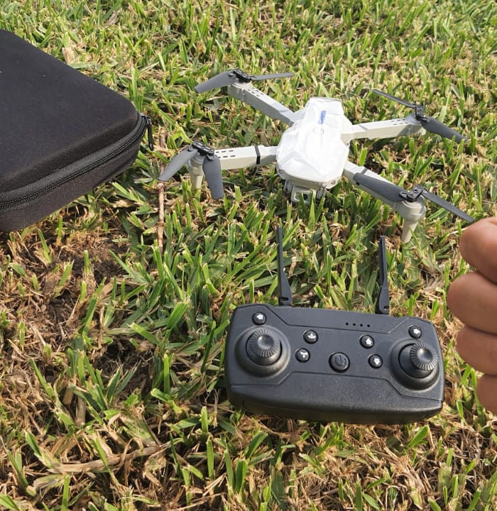 <h2>‘‘Es más fácil de volar de lo que imaginé. Las tomas aéreas que he conseguido con mi Dron E88 Pro son asombrosas!!! Con su práctico estuche puedo llevarlo a donde quiera. Ahora compraré otro en color negro!!!’’</h2><h4>⭐⭐⭐⭐⭐<br/></h4><h5>Henry</h5><p>Aug 2, 2025<br/></p>